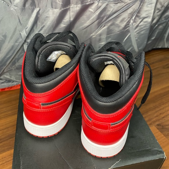 AIR JORDAN 1 MID GS 'Banned' - Picture 3 of 6